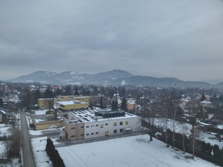 Pohled na střechu objektu s fotovoltaikou.