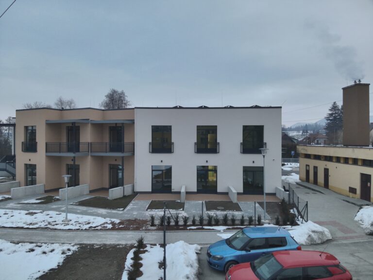 Pohled na budovu od parkoviště.