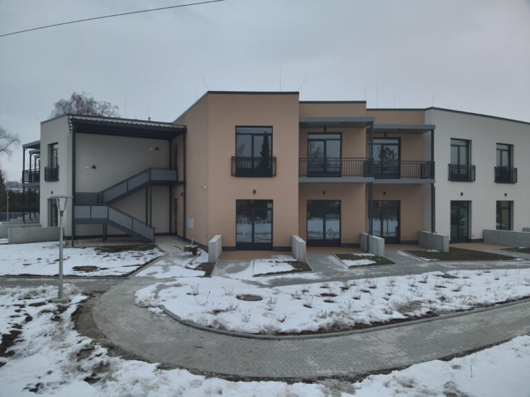 Část budovy s venkovním schodištěm.