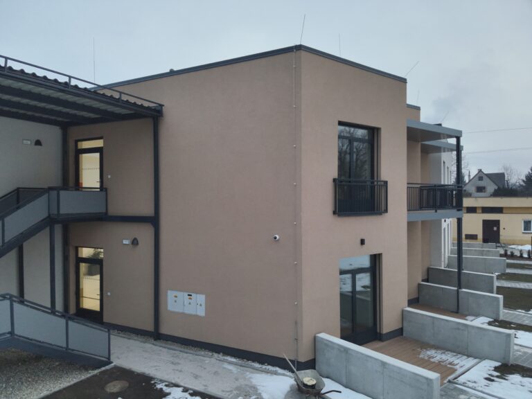 Hlavní strana budovy se vstupem.