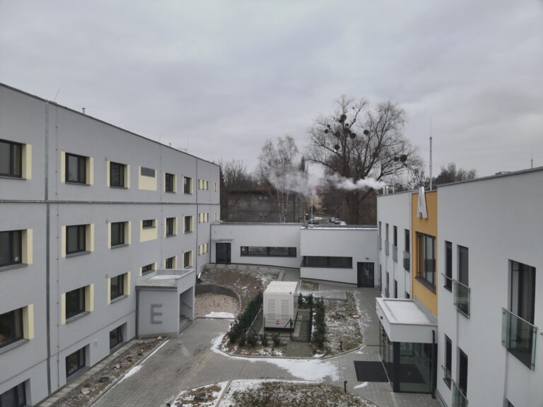 Venkovní proluka mezi pavilony A a E.