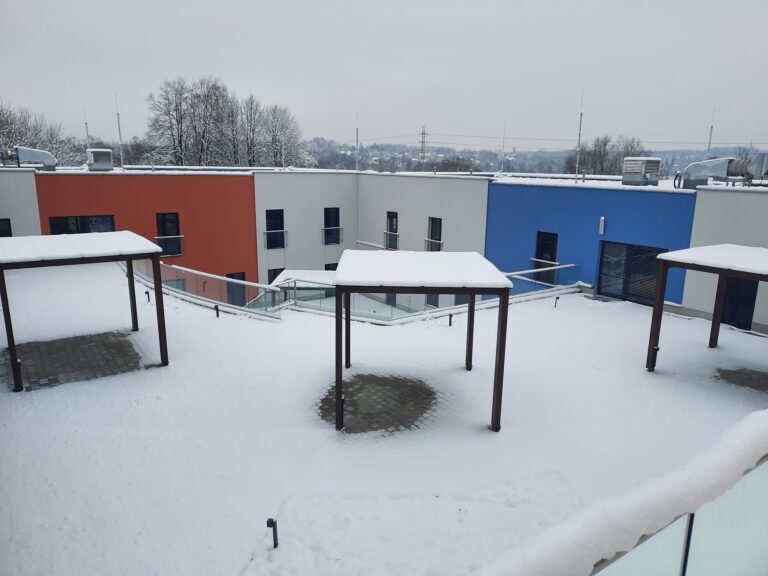 Prostor střešní terasy mezi pavilony.