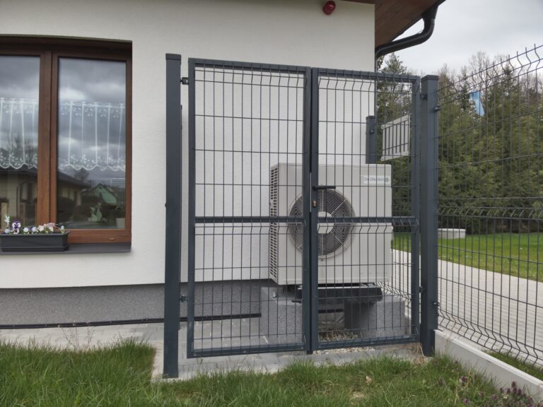 Detailní pohled na venkovní tepelné čerpadlo.