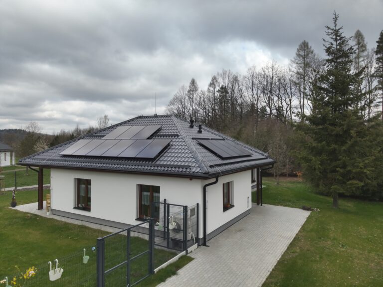 Exteriér domku - pohled na umístění tepelného čerpadla.