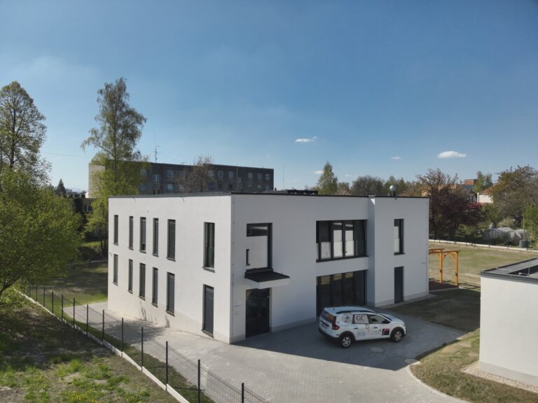 Čelní pohled na administrativní objekt.