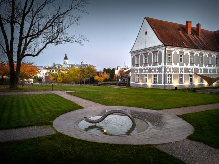 Zahrada kláštera večer