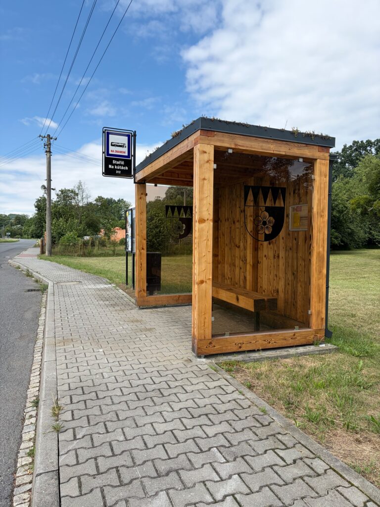 Lokalizace přístřešku u komunikace, pravá strana.