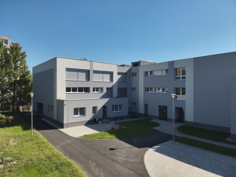 Zadní část budovy s vedlejším vchodem.