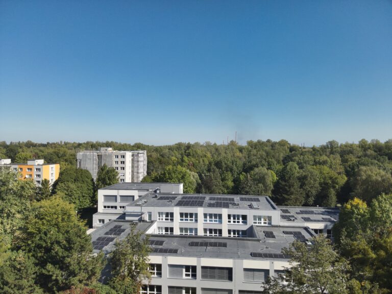 Pohled na umístění školy v krajině.
